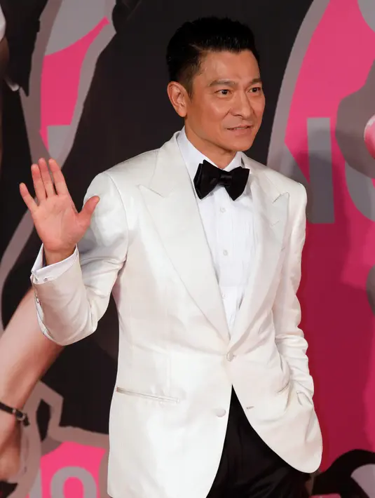 Aktor Hong Kong Andy Lau menyapa awak media saat menghadiri Hong Kong Film Awards di Hong Kong, (15/4). Hong Kong Film Awards digelar untuk yang ke 37 kalinya dan diberikan kepada insan perfilman. (AP Photo / Vincent Yu)