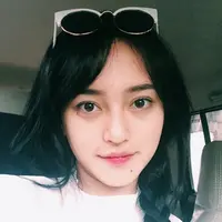 Indah Kusuma, mahasiswi kedokteran yang terjun kedunia entertainment, berkat video cover lagu yang telah ia unggah ke situs Youtube. (viainstagram@indahkus_/Bintang.com)