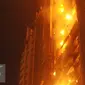 Penampakan apartemen Neo Soho yang terbakar, Jakarta, Rabu (9/11). Belum diketahui apa penyebab kebakaran ini. (Liputan6.com/Helmi Afandi)