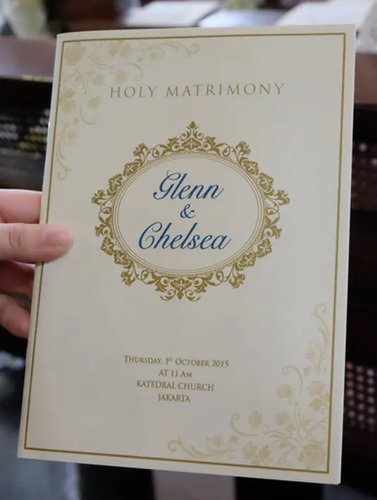 Desain undangan pernikahan Glenn Alinskie dan Chelsea Olivia yang sangat elegan siap mengundang orang-orang tersayang menyaksikan Glenn dan Chelsea menikah. (via instagram/@sherlylylyly)