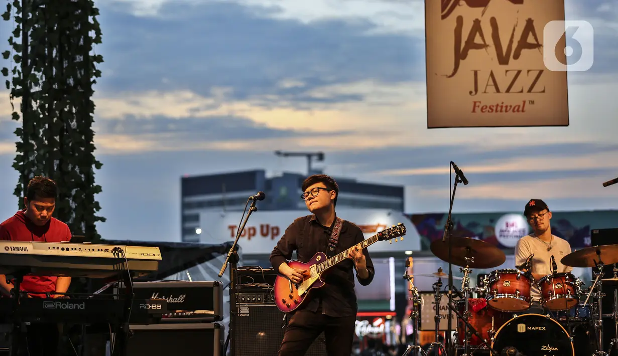 Gitaris jazz Daniel Dyonisius (tengah) saat tampil pada hari kedua BNI Java Jazz Festival 2022 di JIExpo Kemayoran, Jakarta Pusat, Sabtu (28/5/2022). Perhelatan musik BNI Java Jazz Festival 2022 digelar pada 27-29 Mei dengan menampilkan musisi-musisi dari dalam dan luar negeri. (Liputan6.com/Johan Tallo)