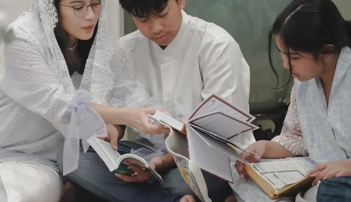 Dian pun tampak berbeda kali ini ia tampil mengenakan kacamata clear dengan frame tipis. Keduanya anaknya juga kompak mengenakan pakaian muslim serba putih. [@therealdisastr]