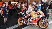 Pebalap Repsol Honda Team,  Marc Marquez keluar dari paddock saat sesi latihan bebas balapan San Marino Moto GP Grand Prix di Marco Simoncelli Circuit, Misano (9/9/2017). (AFP/Andreas Solaro)