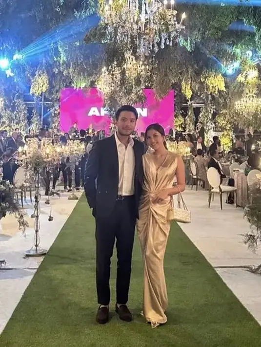 Menghadiri acara pernikahan Pamela Bowie di Bali, Jessica Mila yang tengah hamil muda mengenakan gaun panjang warna gold. [@jscmila]