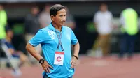 Pelatih Barito Putra, Djadjang Nurdjaman, saat melawan Persija Jakarta pada laga Liga 1 2019 di Stadion Patriot, Bekasi, Senin (23/9/2019). Persija menang 1-0 atas Barito Putra. (Bola.com/M Iqbal Ichsan)