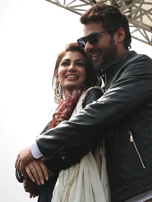 Lewat aksinya di acara Meet and Greet yang digelar pada Minggu (23/4/2017), para pemain Lonceng Cinta seperti Shabbir Ahluwalia (Abhi) dan Sriti Jha (Pragya) menyapa  penggemarnya di Metropolitan Mall Cileungsi, Bogor. (Bambang E.Ros/Bintang.com)