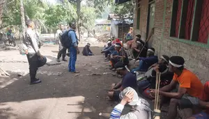 Warga yang terlibat perang tanding di Adonara, NTT. (Foto: Liputan6.com/Ola Keda)