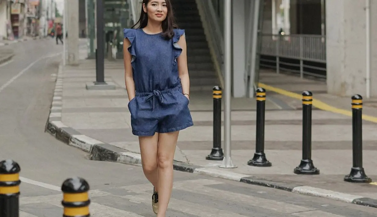 Gayanya berjalan di ruang publik sukses mencuri perhatian publik. Pasalnya, dengan setelan pakaian warna biru dongker, Niken terlihat begitu memesona. Aura bintang dari pemain film NKCTHI begitu terpancarkan. (Liputan6.com/IG/@nikenanjanii)