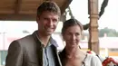 Penyerang Bayern Munchen, Thomas Mueller berpose bersama istrinya, Lisa saat menghadiri Festival Oktoberfest di Munich, Jerman, (2/9). (REUTERS/Alexander Hassenstein)