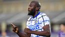 Striker Inter Milan, Romelu Lukaku, melakukan selebrasi usai mencetak gol ke gawang Fiorentina pada laga Coppa Italia di Stadion Artemio Franchi, Rabu (13/01/2021). Inter Milan menang dengan skor 2-1. (Jennifer Lorenzini/LaPresse via AP)
