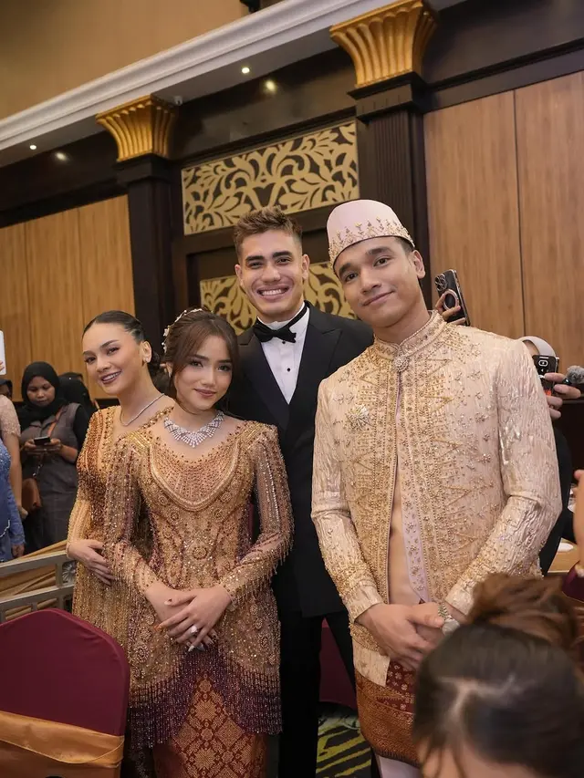 8 Potret Beda Gaya Kebaya Fuji An saat Lamaran, Akad, dan Resepsi Sang Kakak Frans Faisal yang Bisa Jadi Inspirasi