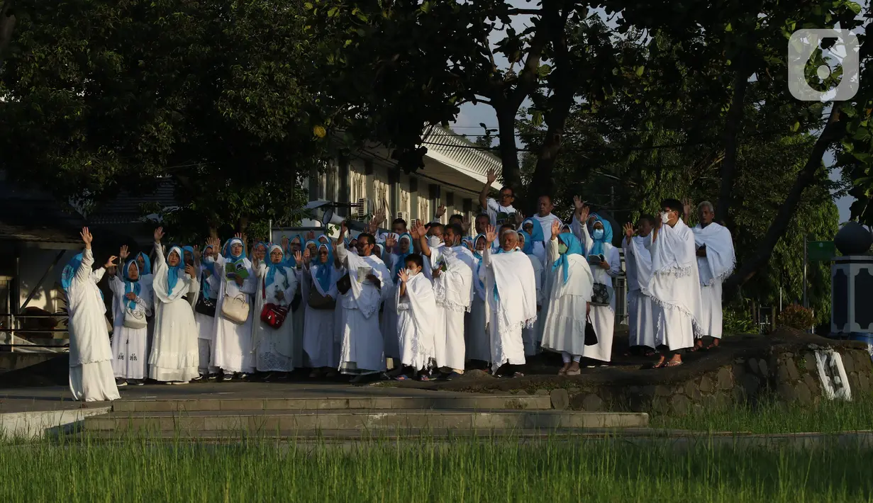 Sejumlah calon jemaah berada di bukit Shofa dan Marwah saat manasik (latihan) haji di Asrama Haji Pondok Gede, Jakarta, Senin (23/5/2022). Latihan manasik haji tersebut untuk membekali para calon jemaah haji dan umrah terkait pemahaman tata cara pelaksanaan ibadah secara mandiri ketika di tanah suci. (Liputan6.com/Herman Zakharia)