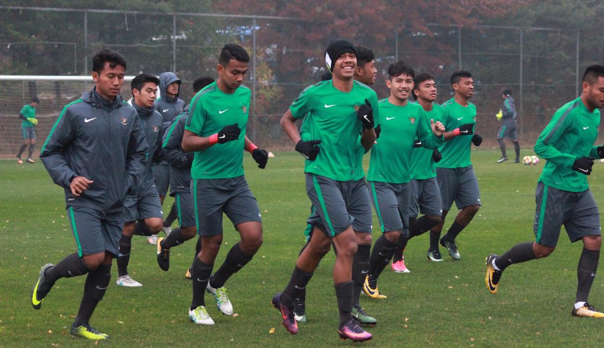 Para pemain Timnas Indonesia U-19 saat melakukan pemanasan di Paju Football Center, Korea Selatan, 2/11/2017). Indonesia akan melawan Korea Selatan Sabtu 4 November 2017.(Bola.com/Dok.PSSI/Bandung Saputra)