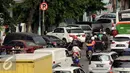 Sejumlah kendaraan terparkir di bawah tanda larangan di badan Jalan Kramat Raya, Jakarta, Senin (8/8). Rencananya, semua lokasi parkir on street akan dipasangi mesin terminal parkir elektronik (TPE). (Liputan6.com/Helmi Fithriansyah)