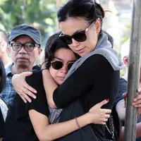 Sophia Latjuba memeluk putrinya, Eva Celia, saat pemakaman Nien Lesmana (Deki Prayoga/Bintang.com)