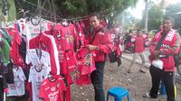 Pedagang kaki lima di sekitar Stadion Kapten I Wayan Dipta, Gianyar, jelang laga Bali United Vs Tampines Rovers pada Selasa (16/1/2018). (Bola.com/Ronald Seger Prabowo)