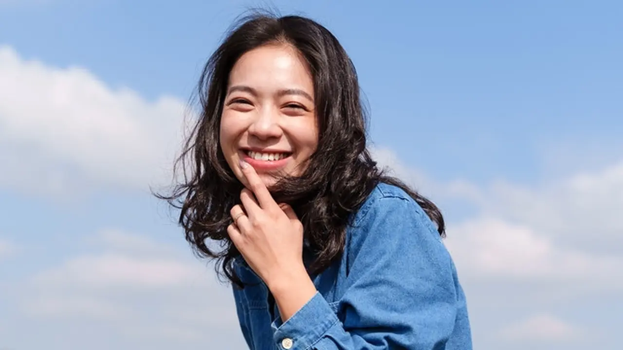 tertawa cantik bahagia dewasa baju biru tersenyum