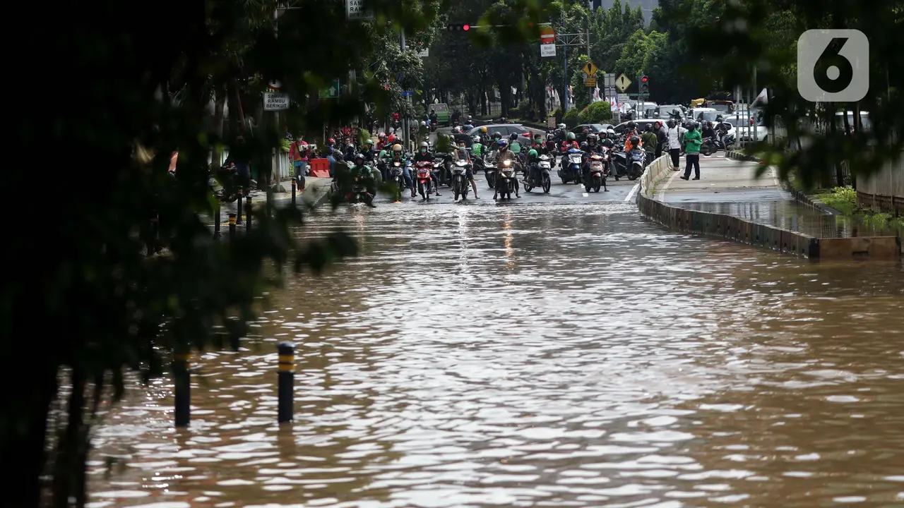 FOTO: Banjir, Arus Lalu Lintas di Jalan Warung Buncit Raya Terputus
