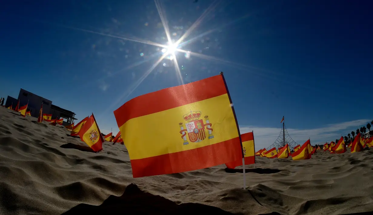 Ribuan bendera Spanyol yang mewakili korban COVID-19 di negara itu dipasang di pantai Patacona, Valencia, Minggu (4/10/2020). Virus corona di Spanyol sejauh ini telah merenggut lebih dari 32.000 nyawa dan 790.000 kasus terkonfirmasi dengan tingkat infeksi tertinggi di Uni Eropa. (Jose Jordan/AFP)