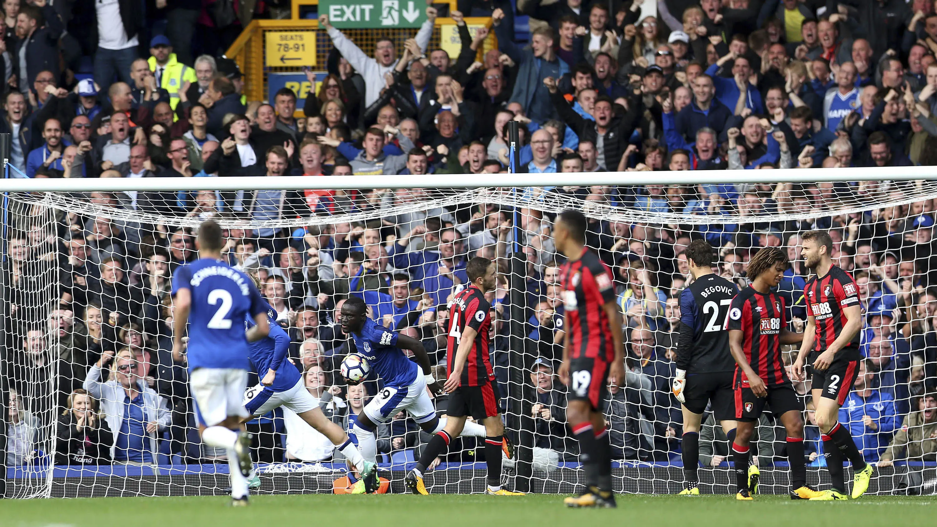 Striker Everton, Oumar Niasse, melakukan selebrasi usai mencetak gol ke gawang Bournemouth. (AP/Barrington Coombs)