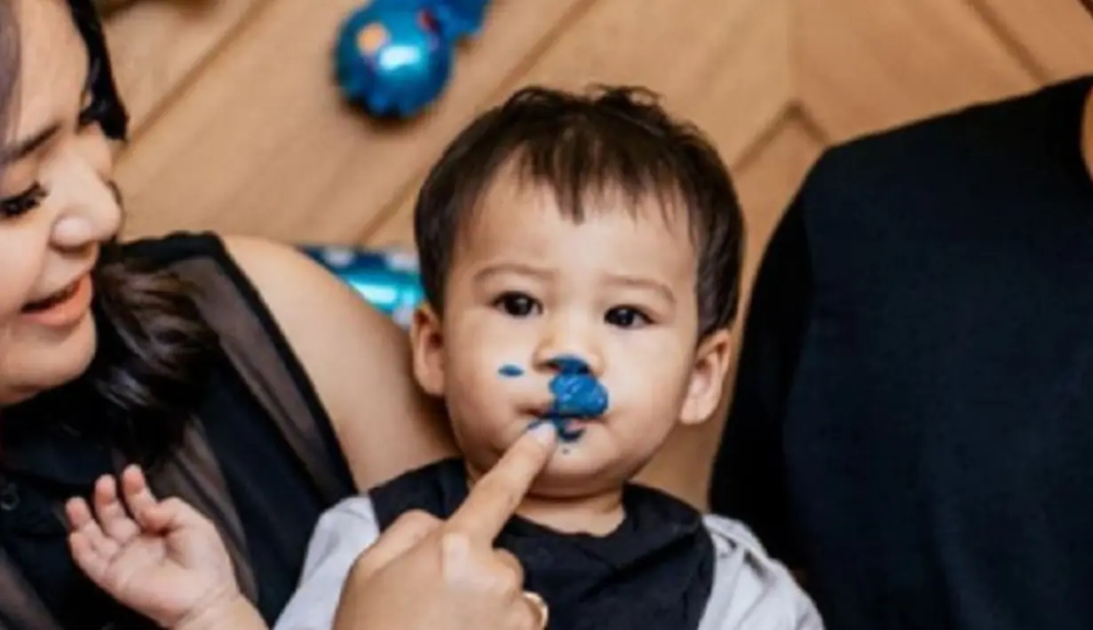 Lihat betapa lucunya Iori saat ia makan kue ulang tahunnya. Iori terlihat semakin imut dengan colekan kue yang ada di wajahnya. (Foto: instagram.com/juniorliem)