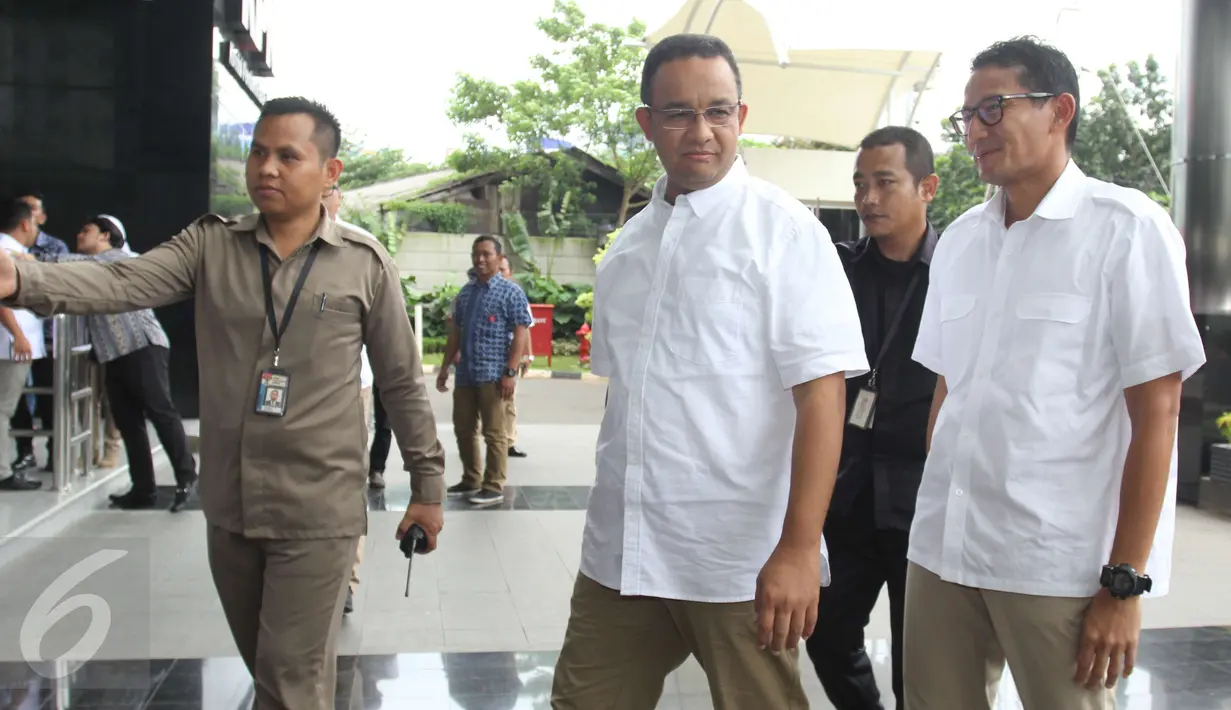Pasangan Cagub dan Cawagub DKI, Anies Baswedan dan Sandiaga Uno setibanya di Gedung KPK, Jakarta, Selasa (21/3). Kedatangan Sandiaga ke KPK untuk menyerahkan perubahan Laporan Harta Kekayaan Penyelenggara Negara (LHKPN). (Liputan6.com/Helmi Afandi)