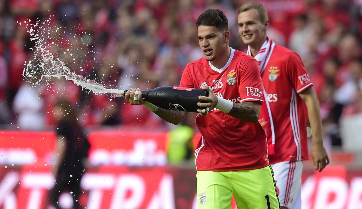 Kiper Benfica, Ederson Moraes, merayakan keberhasilan meraih gelar Piala Portugal usai mengalahkan Victoria SC di Stadion Luz, Lisbon, Sabtu (13/5/2017). (AFP/Miguel Riopa)