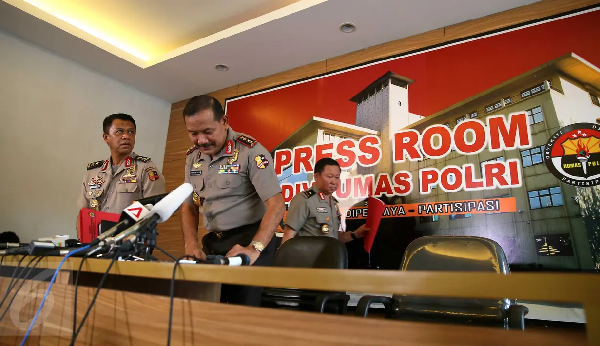 Kapolri Badroidin Haiti (tengah) usai  memberikan keterangan pers di Gedung Divhumas Mabes Polri, Jakarta, Sabtu (16/1/2016). Kapolri memberikan keterangan terkait Teroris Bom Jakarta beberapa hari lalu. (Liputan6.com/Faizal Fanani)