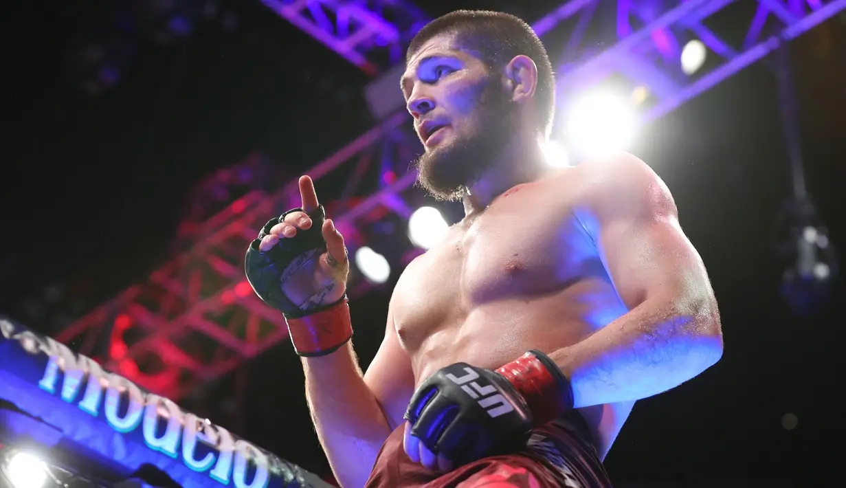 Khabib Nurmagomedov merayakan kemenangannya merebut juara atas Al Iaquinta dalam UFC 223 di New York City pada 7 April 2018. Khabib mengumumkan pensiun dari dunia seni bela diri campuran (MMA) usai mengalahkan Justin Gaethje dalam UFC 254, Minggu (25/10/2020). (Ed Mulholland/Getty Images/AFP)