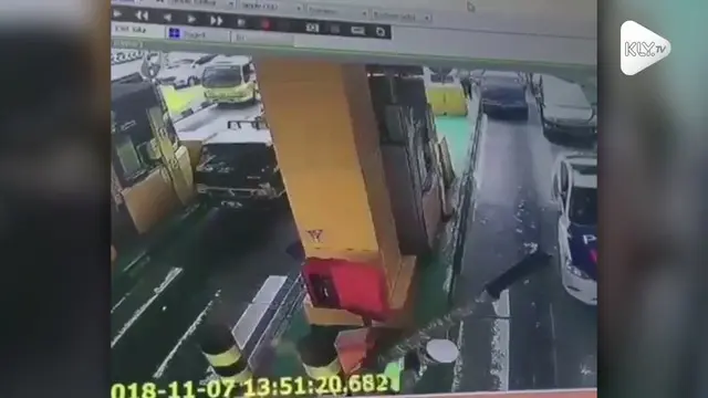 VIDEO: Polisi Tiga Kali Tertimpa Tiang Pintu Tol, Kok Bisa?