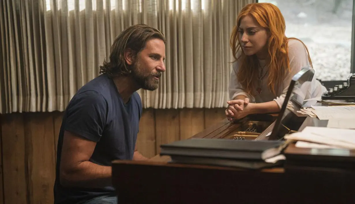 <p>Gambar yang dirilis oleh Warner Bros menunjukkan Bradley Cooper dan Lady Gaga dalam adegan film "A Star is Born." A Star is Born merupakan film drama musikal yang mengisahkan siklus ketenaran di dunia musik AS. (Neal Preston/Warner Bros via AP)</p>
