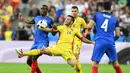 Penyerang Rumania, Florin Andone, berebut bola dengan gelandang Prancis, Paul Pogba, pada laga Grup A Piala Eropa 2016. Prancis melakukan empat kali tendangan ke arah gawang sementara Rumania hanya satu kali. (AFP/Franck Fife)