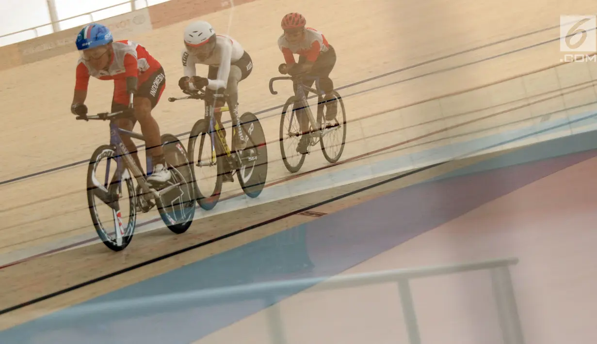 Tiga atlet tim para cycling Indonesia melakukan latihan di track Velodrome, Rawamangun, Jakarta, Selasa (2/10). 14 atlet para cycling akan berlaga pada Asian Para Games 2018 pada 6 hingga 13 Oktober mendatang. (Liputan6.com/Helmi Fithriansyah)