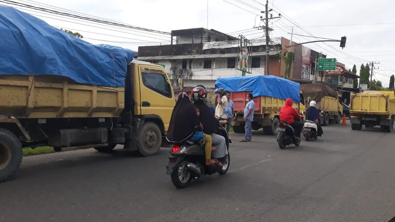 Truk pengangkut batu bara milik salah satu perusahaan tambang di Aceh Barat yang ditahan oleh petugas patroli lalu lintas (Liputan6.com/Ist)