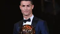 Cristiano Ronaldo meraih gelar Ballon d'Or untuk kali kelima. (doc. France Football)