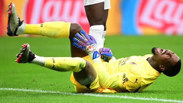 Foto: Terkena Cedera dan Dibobol Dua Gol, Apesnya Mike Maignan saat AC Milan Dipecundangi Liverpool di Liga Champions