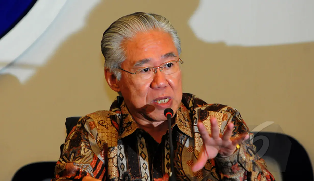 Ketua DPP Partai NasDem Enggartiasto Lukita saat menggelar konferensi pers di DPP Nasdem, Jakarta, Senin (2/3). Partai NasDem menyatakan menarik diri dari kepanitiaan hak angket yang telah disetujui oleh mayoritas DPRD DKI. (Liputan6.com/Faisal R Syam)