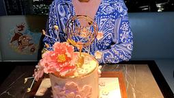 Emmy Syarif terlihat begitu bahagia menyambut usia barunya. Meski sudah tak lagi muda, ia tampak awet muda dengan balutan baju biru motif putih yang cerah. Kue ulang tahun berwarna pink dengan hiasan bunga dan tulisan Happy Birthday berwarna emas membuatnya elegan. (Liputan6.com/IG/@emmymuchlis)