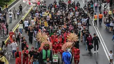 Massa Serikat Pekerja Container (SPC) menggelar karnaval pelabuhan di area car free day, Jalan Thamrin, Jakarta, Minggu (17/2). Aksi tersebut tekait penolakan liberalisasi pengelolaan Pelabuhan Tanjung Priok oleh vendor asing. (Liputan6.com/HO/Mico)