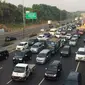 Kepadatan kendaraan di Jembatan Curug, Jakarta Timur menuju Jalan Tol Cikampek, arah Jakarta-Karawang, Kamis (5/5/2016) pagi. (Liputan6.com/Andi Muhyiddin)