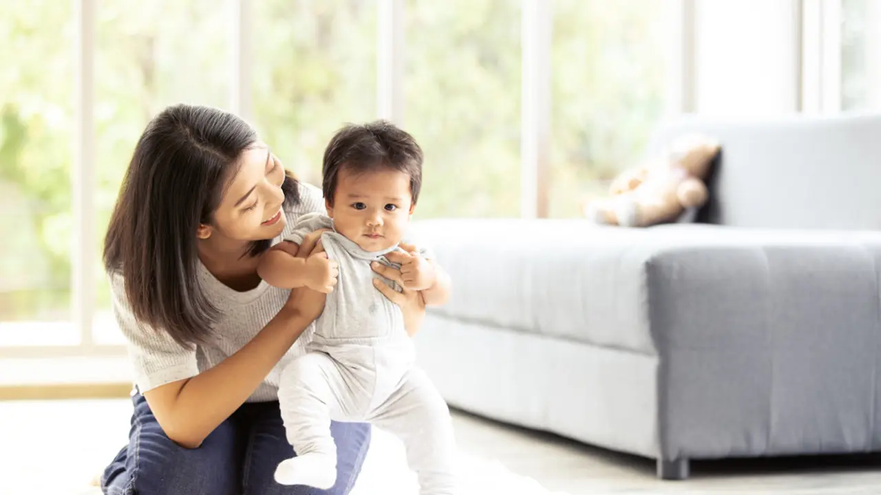 Mengajarkan bayi untuk berjalan