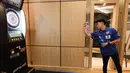 Darts Station merupakan sebuah arena darts modern yang memadukan kompetisi, teknologi, dan gaya hidup dalam satu tempat stylish di tengah pusat kota. Tampak dalam foto, Dartslive Official Player, Phuay Wei, saat peluncuran Darts Station di lantai F7 FX Sudirman, Senayan, Jakarta pada Sabtu (15/11/2025). (Bola.com/Abdul Aziz)