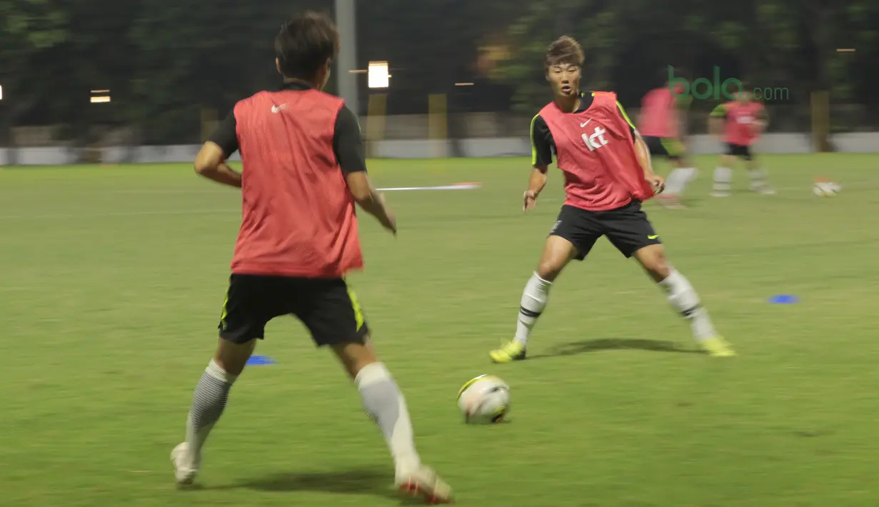 Aksi pemain Korea Selatan U-23 saat sesi latihan di Lapangan ABC Senayan, Jakarta (20/6/2018). Indonesia akan melawan Korea pada laga uji coba 23 Juni 2018. (Bola.com/Nick Hanoatubun)