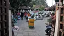 Sejumlah pengemis berkumpul menanti peziarah di depan pintu masuk Makam Sunan Gunung Jati, Desa Astana, Cirebon, Jawa Barat, Kamis (31/3/2022). Pengemis mulai dari anak-anak hingga orang dewasa. (merdeka.com/Iqbal S. Nugroho)