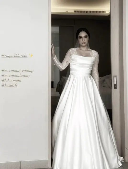 Raquel mengenakan gaun pengantin warna putih berpotongan a-line rancangan @leclemmiebyamelia. Tak banyak ornamen pada gaunnya yang memberi kesan klasik dan elegan.  [@@loka.mata]