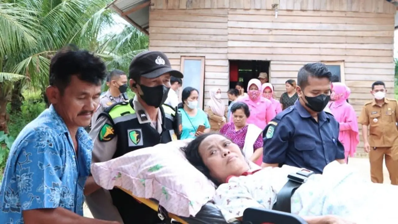 Warga Kabupaten Siak yang mengalami kelumpuhan saat dibawa Tim Biddokkes Polda Riau untuk berobat ke RUSD Arifin Ahmad.