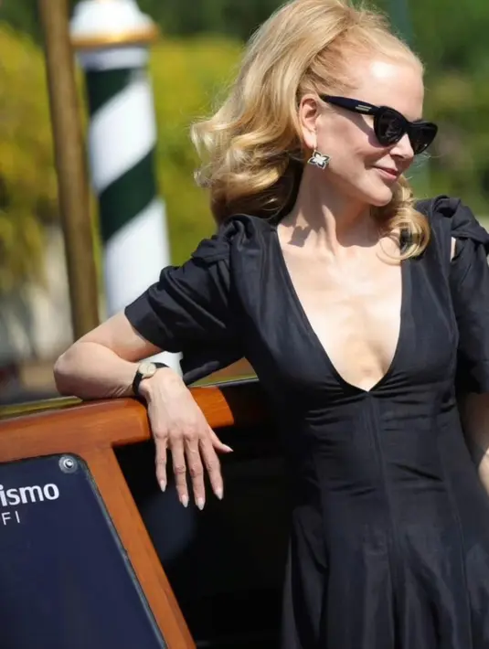 Rambutnya dikuncir kuda dan Nicole Kidman menyempurnakan penampilannya secara keseluruhan di momen ini mengenakan sandal putih. [Foto: Instagram/nicolekidman]