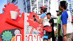 Warga mengikuti permainan edukasi pentingnya pengelolaan sampah kemasan plastik di acara Plastic Reborn, CFD Senayan, Jakarta, Minggu (4/3). Pastic Reborn merupakan program yang didesain untuk menginspirasikan perubahan perilaku. (Liputan6.com/Pool/Rizky)