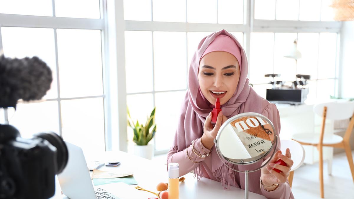 Tutorial Natural Look Makeup vs Soft Glam untuk Lebaran, Mana yang Cocok untuk Kamu?