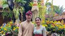 Dirinya juga kerap mengunggah momen dengan sang suami saat memakai busana tradisional khas Bali. Penampilan pasangan selebriti ini pun sering banjir pujian. (Liputan6.com/IG/@happysalma)